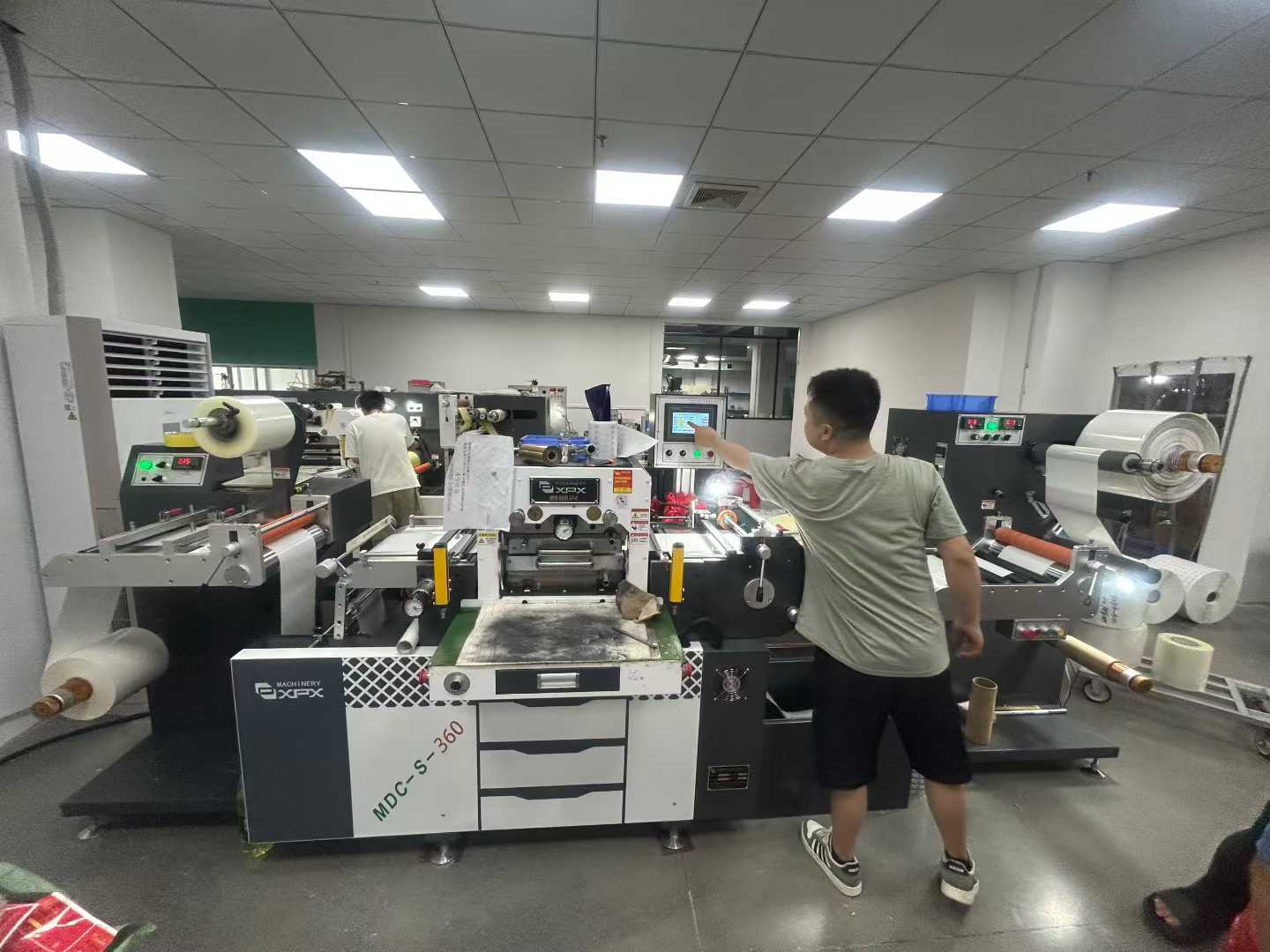 标签模切与分切加工现场